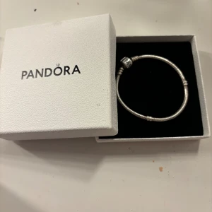 Pandora armband - öpte begagnad men jag har inte använt armbandet pga att det var för litet. Fint skick, storlek 17cm. Lådan ingår, finns inga berlocker.