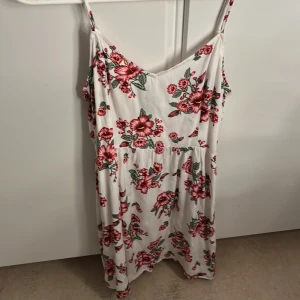 Sommar klänning - Säljer min jätte fina sommar klänning som inte kommer till användning!