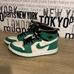 Air Jordan 1 High Zoom e - Air Jordan 1 High Zoom CMFT ‘Stadium Green’ Använda ett fåtal gånger därav bra skick men synligt använda på vissa ställen. Nypris ligger på 2799kr. 