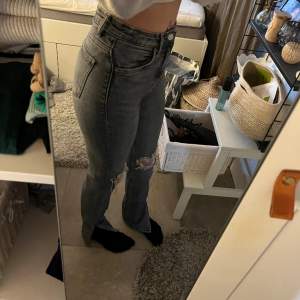 Säljer dessa söta zara jeans !🩶 jätte bra skick då dom knappt är använda.