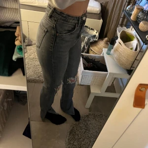 Gråa zara jeans  - Säljer dessa söta zara jeans !🩶 jätte bra skick då dom knappt är använda.