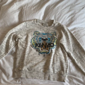 Kenzo sweatshirt - Jättefin kenzo tröja som tyvärr är för liten för mig. Köpt för ca 1 år sedan och är i jättebra skick. Köpt för ca 1500 och säljer för 650. Priset kan diskuteras, hör av er för fler bilder 💘💘