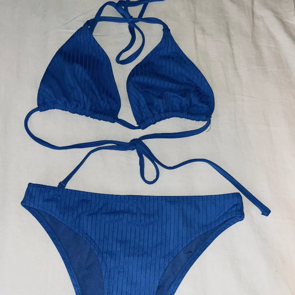 Mörkblå bikini💙 jättefin med brazilian nederdel👙passar M-L. Övrigt.