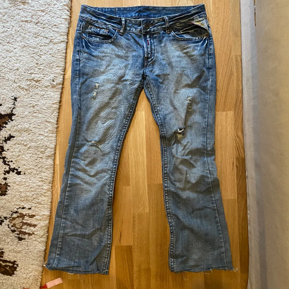Så snygga lågmidjade jeans från replay, köpta second hand och knappt använda! Baksidan har snygga broderade detaljer som gör jeansen till ett staple piece🤘💘jag är 163cm!. Jeans & Byxor.