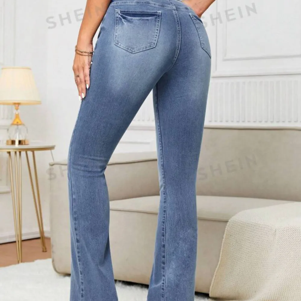 Bootcut jeans är i ett nyskick aldrig använda då det var för liten storlek för mig 🩵. Jeans & Byxor.
