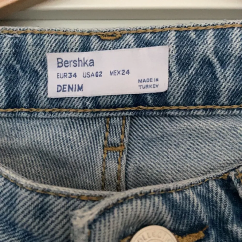 Bootcut jeans i storlek 34 från bershka, lite slitna med ändå i bra stick.. Jeans & Byxor.