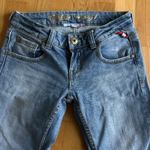 Lågmidjade utsvängda jeans - Jättefina! Innrebenslängd 83cm! 36cm midja