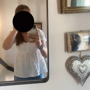 Vit blus  - Köpt på Gina förra året jätte fin men gillar ej hur den sitter på mig 💗