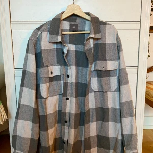 Grårutig skjorta  - Oversized Grårutig skjorta från H&M, strl L men jag (strl m) har haft den som Oversized. Varm och go, i bomull!  