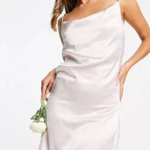 Oanvänd satin klänning 40 - Jättefin oanvänd champagnefärgad slipklänning för fester. Mer champagne färg i verkligheten kan skicka flera bilder. 