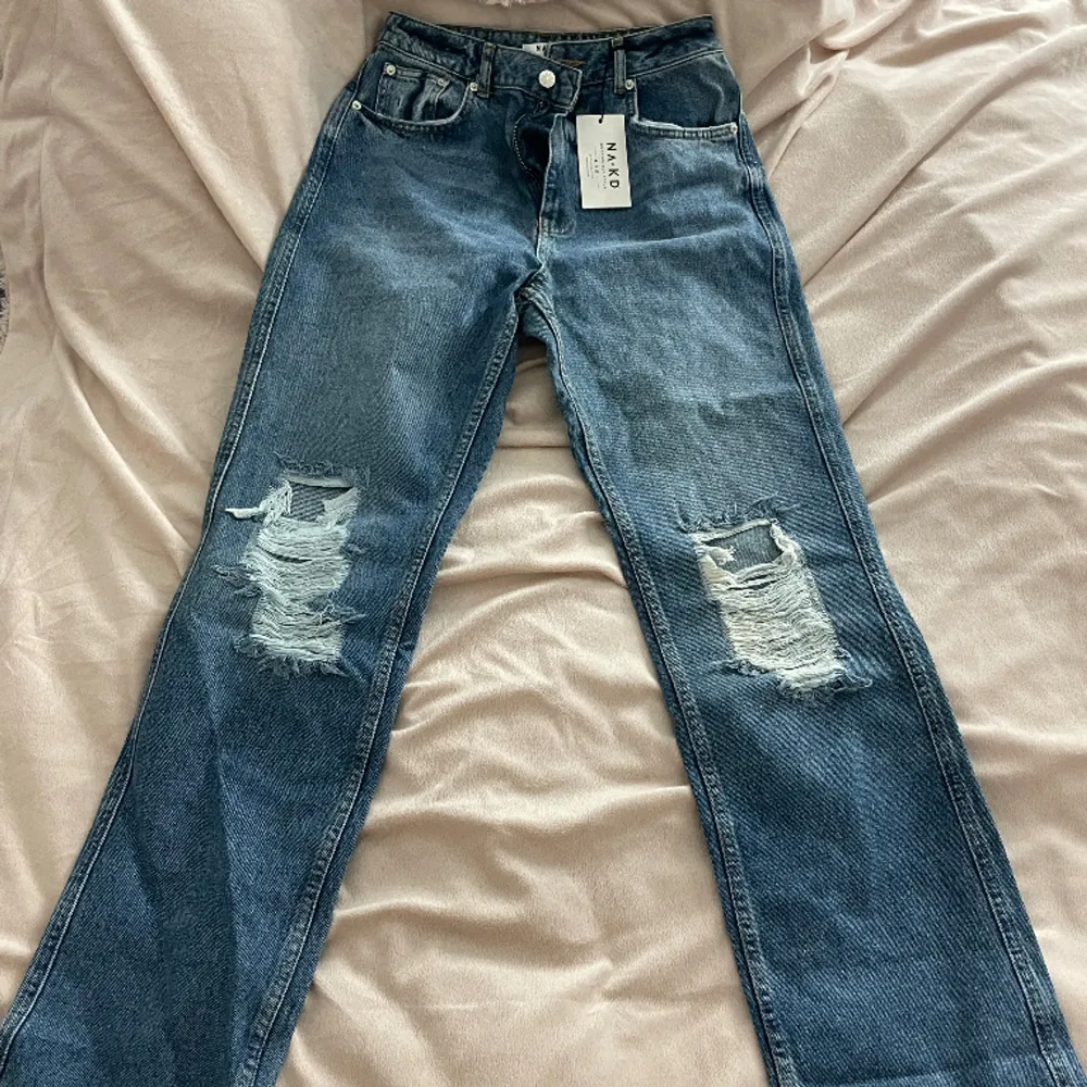 Säljer dessa skitsnygga jeans då de ej passa mig. Beställde och hann ej retunera. Nypris 439. Strl 36. Jeans & Byxor.