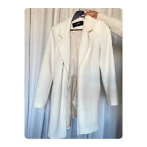 Kappa - Kappan slutar över mina knän och jag är 157cm. Den är tunn och passar till våren