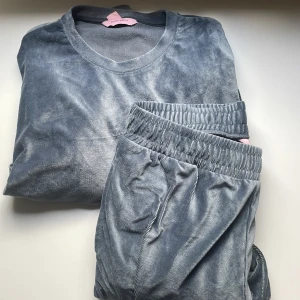 Oanvänt hunkenöller set i Velour - Helt oanvänt set från Hunkemöller i velour 💕  Nypris 780kr: Köp båda för 579kr Eller topp 259kr & underdel 349kr  Nypris: topp 370kr underdel 410kr I storlek L 