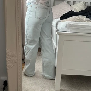 Jeans  - Snygga utsvängda jeans från junkyard. Säljer pga att de är för små. Knappt använda.