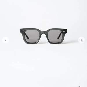 Super snygga solglasögon från chimi i modellen 04 dark grey. Köptes i början av sommaren 2023 men knappt använda. Väldigt bra skick. Pris kan diskuteras💕