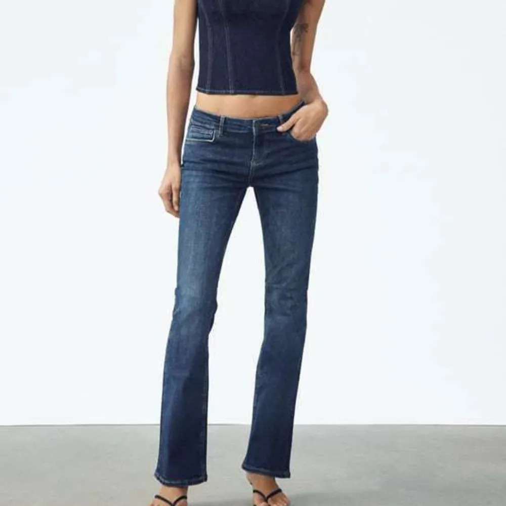 Säljer dessa jeansen från zara! Lågmidjade och bootcut👌helt nya😊. Jeans & Byxor.
