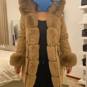 Jacka - Säljer min jacka pågrund av att den inte kom till någon användning, inte använt den en enda gång, den är även äkta med äkta päls Nypris 3500kr 