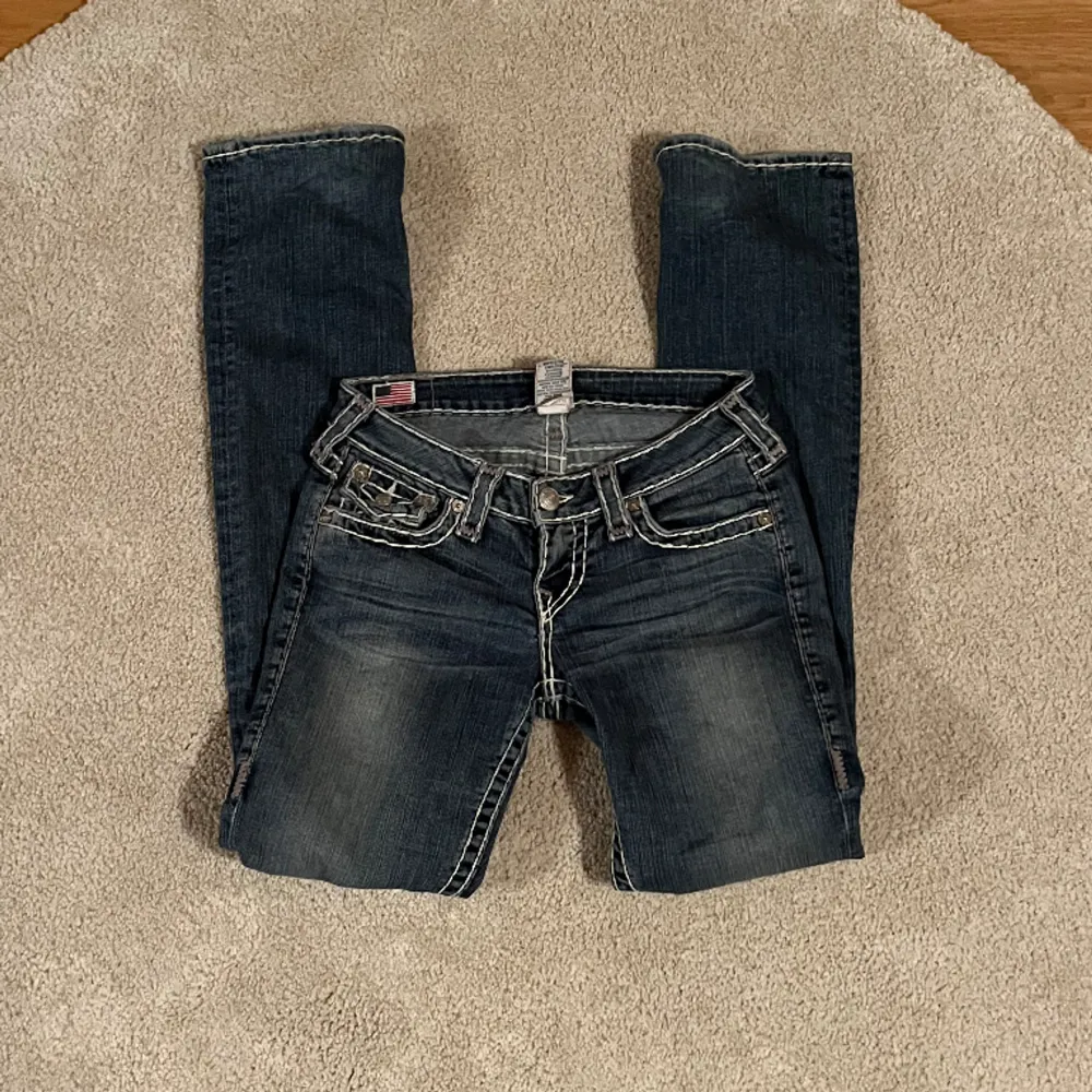 Super fina true religon jeans! Bootcut och lågmidjade, jätte fint skick. Säljer då dom är för stora. midjemått: 36cm, innerbenslängd: 82cm Använd gärna köp nu🫶. Jeans & Byxor.