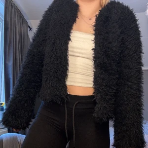 PÄLSJACKA - Jättefin pälsjacka från jacqueline de young. Tveka inte att fråga om ni undrar något eller har ett eget prisförslag💕