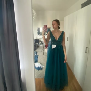 Balklänning - Säljer min balklänning från 2023, köpt för 3365kr. I nyskick endast använd en gång jag är ca 178 för referens🩷