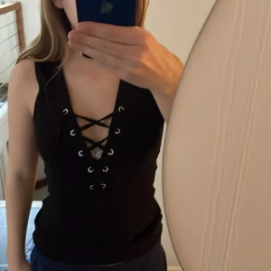 Svart topp - Linne t-shirt från Gina tricot i storlek s. Säljer på grund utav att den inte kommit till användning. Pris kan diskuteras💗