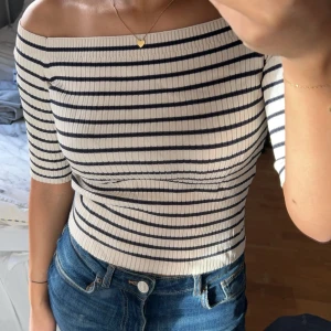 Topp - En topp från zara, sparsamt använd, kontakta om ni har frågor!