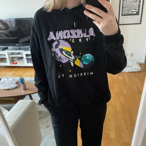 Hoodie - Hoodie från shein, oanvänd. Skönt material, tunn