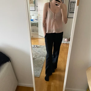 Topp - Tunn söt topp från h&m. Lite genomskinlig skulle säga att den är 32/34 i storleken 