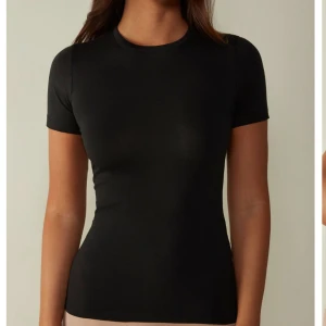 Intimissimi tshirt - Säljer mina fina, nästan helt oanvänd intimissimi tshirt då den inte kommer till användning. Sitter jättefint och är kroppsformd så den sitter tajt på en. 💗