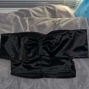 Off-shoulder Silkes Topp  - Jag säljer en vanlig tube-topp som är off-shoulder. Ärmarna är inte fastsydda i själva toppen utan sitter lösa och gör den därmed väldigt rörlig. Toppen har även en glittrande svart färg, fin till fester!🍾 Har tänkt använda men har aldrig blivit av 