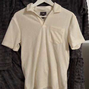 Frotte tröja  - Köpt på Hm i Spanien. Använt en gång. Skick 10/10. Den är cremevit i färgen. 