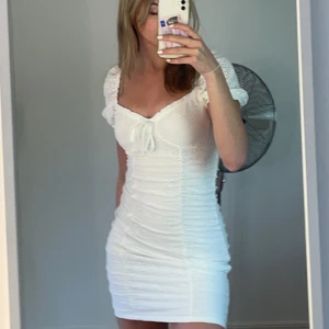 Klänning - Super fin klänning som är använd en gång bara. Inte riktigt min stil därför säljer jag den💖