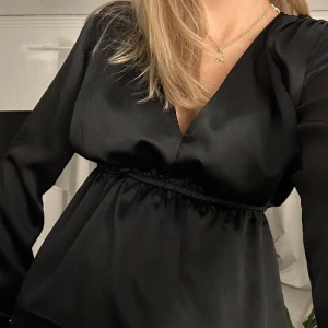 Blus - Helt ny blus med prislapp kvar från Gina Tricot då jag har nästan en exakt likadan  💕 nypris 400kr