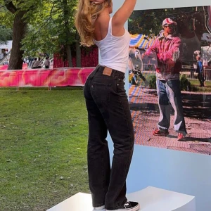 Levis 501 jeans - Levis i den perfekta modellen 501. Snygg grå färg!! Använda ca 3gånger så i ett helt felfritt och nytt skick. Nypris 1099kr strl 27/34