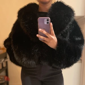 Zara pälsjacka - Slutsåld jacka från Zara, svart i fuskpäls. Nyskick. Storlek XS men känns som en S/M! Kan skicka fler bilder vid intresse ♥️ Pris kan diskuteras vid snabb affär 