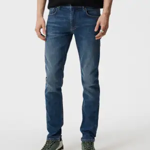 J.LINDBERG Jeans (Mid blue).  Modell Jay Active Mid Indigo. Nypris 1400kr