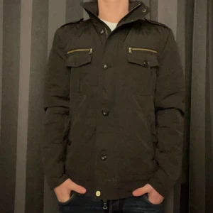Riley jacka - Säljer denna as snygga jacka, liknande en j.lindberg jacka. Två knappar saknas därav priset men det går jättelätt att fixa. Storlek 48, sitter som M och nypriset är 4000. Kom me frågor och liknande.