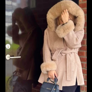 Ullkappa med päls - En beige kappa gjord på ull och rävpäls! Kappan är oversized, inuti står det att den är i storlek S men egentligen motsvarar den M-L  Skickas med PostNord ❤️