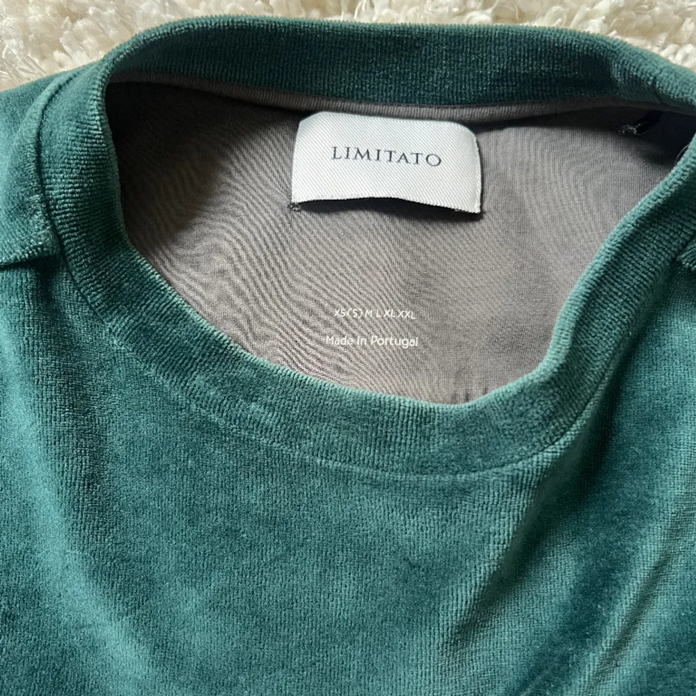 Säljer denna tröja från Limitato pga att den inte längre används. Tröjan är i fint skick. Köpt för ca 3000 kr. Storlek Small och färgen är grön.  Köparen står för frakten.. Tröjor & Koftor.