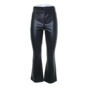 Läder/skinnbyxor - Super snygga midwaist skinn/läderbyxor i gott skick från Zara!💕köpte på Sellpy men dom var för små!