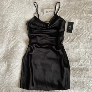 Oanvänd miniklänning i satin - Svart miniklänning i satin från nakd💘 Helt oanvänd och med alla lappar kvar! Säljer då det är försent att returnera, storlek 34 men passar även 36🫶🏼 Nypris 449kr!