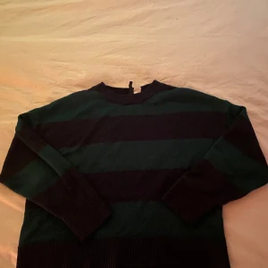 Grön och blårandig tröja  - Säljer denna grön och blårandiga stickade tröjan. Inte använt denna på länge men den är i bra skick!