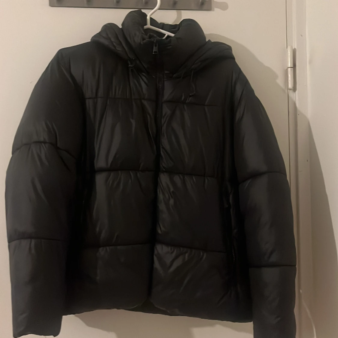 Svart pufferjacket