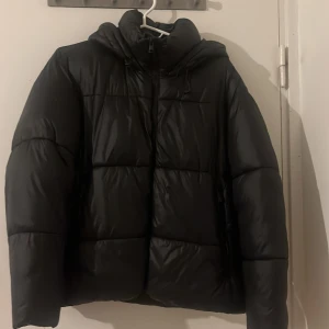 Svart pufferjacket - Svart dunjacka/ pufferjacket i storlek XS. Är som nu och har bara använts ett fåtal gånger. Köpt på zara och är medellång. 