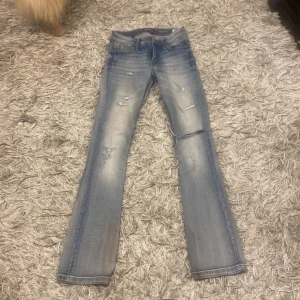 Crocker low waist jeans - skriv i dm💕   Innerbenslängd: 82cm Midjemått (tvärs över): 35cm     Så snygga low waist jeans, som tyvärr är för små! Storlek 26/33 