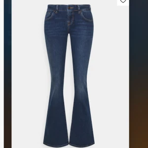 Ltb jeans - Säljer mina favorit jeans från LTB i modellen Roxy. Bra skick, endast lite slitna längst ner vid foten. De är lågmidjade och bootcut. Nypris 949kr. Skriv för frågor😇
