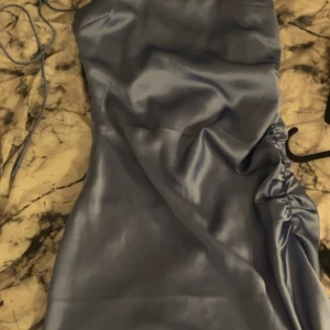 Blå festklänning - Superfin klänning som är perfekt till festliga tillfällen. St:38 men pass även st 36.