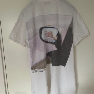 Hov1 merch  - Säljer en jättefin hov1 merch som inte går att få tag på längre❤️tröjan har trycket på låten ” långt bort härifrån” Tröjan är i storlek M men sitter som S! 