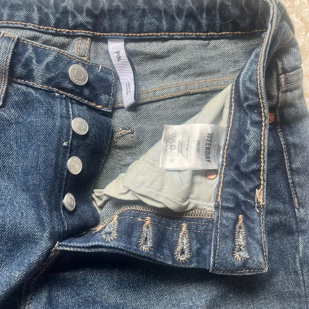 Säljer dessa skitsnygga blåa jeans ifrån Weekday som tyvärr inte kommer till användning längre! De är i fint skick☺️ Modellen är midrise och färgen är ganska mörk. . Jeans & Byxor.