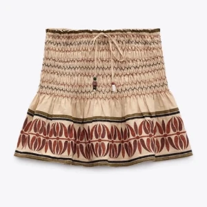 Zara kjol - Super fin kjol som inte kommer till användning längre, bra skick men har en liten skavank( finns på bild) 